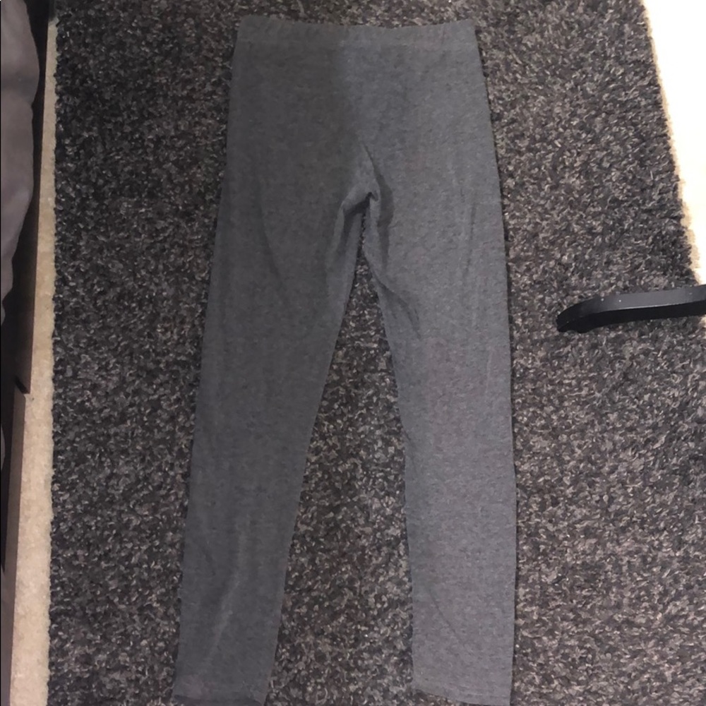 Gray tight cropped leggings